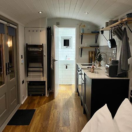 Luxury Shepherds Hut - The Sweet Pea By The Lake York Dış mekan fotoğraf