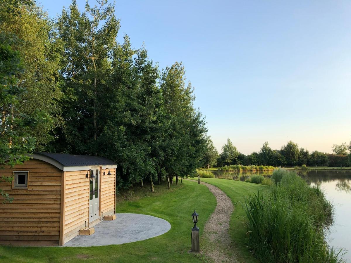 Luxury Shepherds Hut - The Sweet Pea By The Lake York Dış mekan fotoğraf