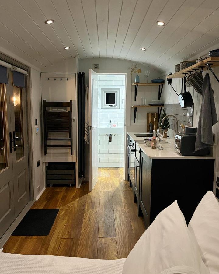 Luxury Shepherds Hut - The Sweet Pea By The Lake York Dış mekan fotoğraf
