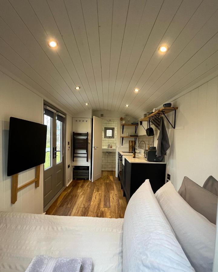 Luxury Shepherds Hut - The Sweet Pea By The Lake York Dış mekan fotoğraf